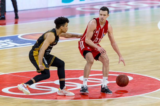 势均力敌的 势均力敌的