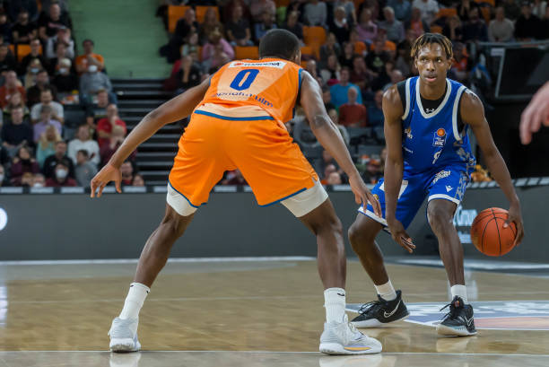 姆巴佩通过 姆巴佩通过